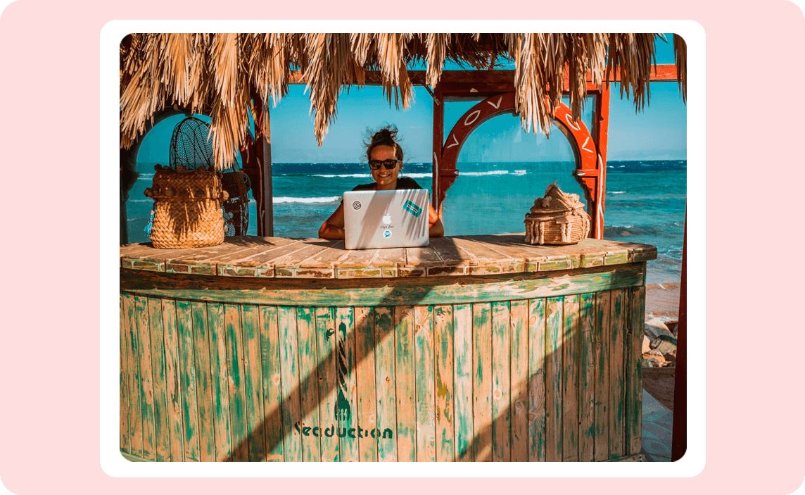Девушка с ноутбуком на фоне пляжа